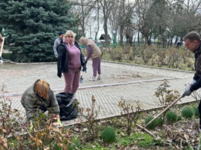 В окупованому Скадовську все настільки погано з комунальниками, що прибирати вигнали податківців