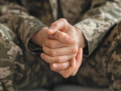 Скаліченого ветерана війни побили і пограбували у потягу та викинули з вагону поблизу