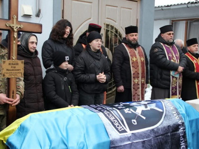 До рідного дому привезли тіло загиблого на війні Ігора Юзьківа