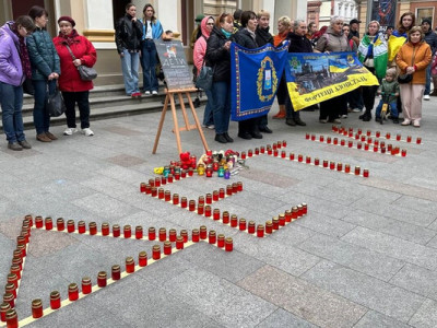 В Одесі вшанували пам'ять людей, вбитих російською бомбою в театрі Маріуполя