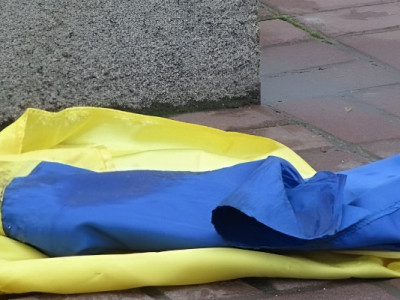 Ганебна наруга над прапором: поліція знайшла винуватицю