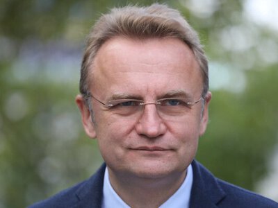 Судили чоловіка, який зайшов на подвірʼя, а потім й у будинок Андрія Садового