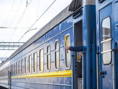 Через ворожий обстріл затримуються поїзди, що курсують через Дніпро