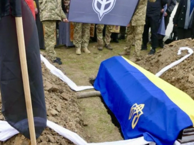 Воїна на псевдо Турист похоронили поруч із двома його товаришами (Фото)