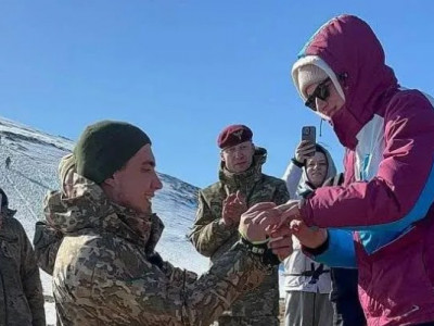 Військовий, який втратив ноги на війні, освідчився коханій біля підніжжя Говерли (Відео+Фото)