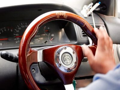 Поліцейський пояснив, чи штрафують за подяку аварійкою