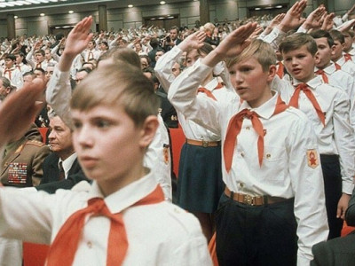 Молотком по свідомості: як совєти ліпили слухняних піонерів