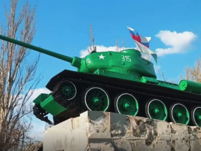 У Бахмуті росіяни влаштували показове «відновлення» пам’ятника танкістам на тлі руїн