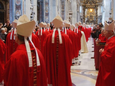 Папа Римський помер. Що ДАЛІ? У Ватикані стартує конклав