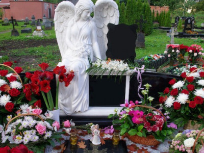 Красиві, але дуже небезпечні: чому не варто нести на цвинтар штучні квіти і чим їх замінити