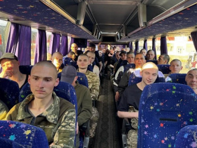 Що відомо про полонених, які повернулися додому після обміну напередодні Великодня