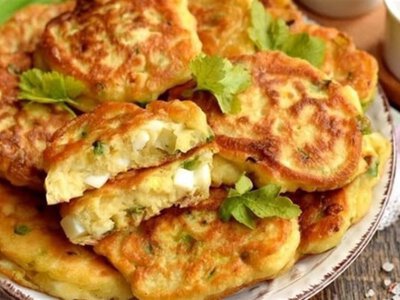 Оладки з яйцем та зеленою цибулею. Швидка та смачна страва на всі випадки життя