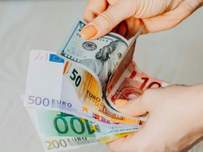 Курс євро до долара зріс: які плюси та мінуси для України