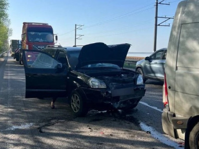 Зіткнулися 4 авто: на дамбі сталася масштабна ДТП