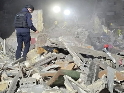 З-під завалів зруйнованого росіянами буднику у Києві чути телефонні дзвінки — рятувальна операція триває