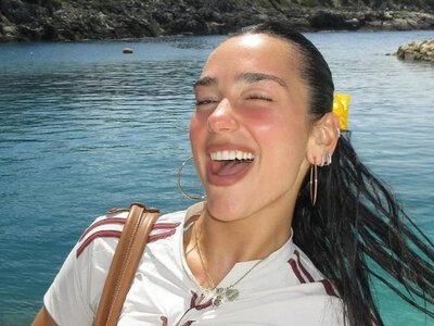 Ледь притримує бюст: Дуа Ліпа одягла занадто тісний червоний купальник