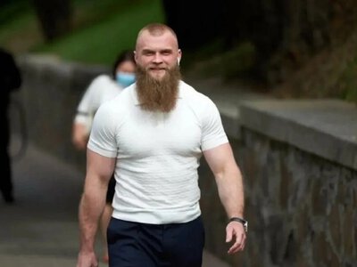 Нардеп-утікач Дмитрук бігає разом з родиною в рясі по Лондонському парку