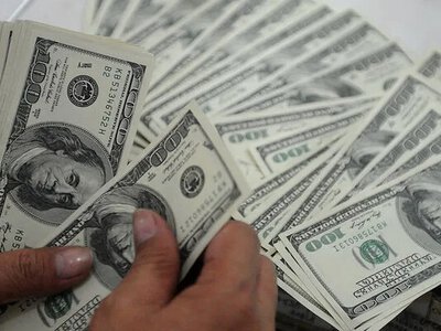 Українці рекордно скоротили купівлю доларів