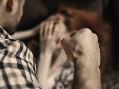 Сплутав зі своєю дружиною: чоловік до смерті побив жінку