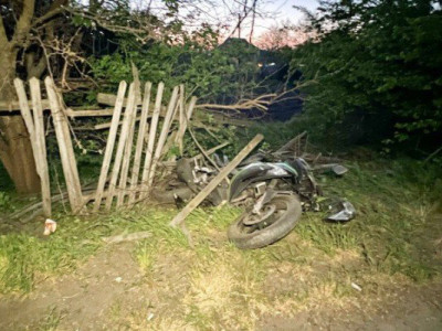 Мотоцикл врізався у паркан: травмувалися батько й син