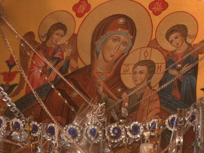 Люди приїжджають з усієї України: у чому таємниця мироточивої ікони?