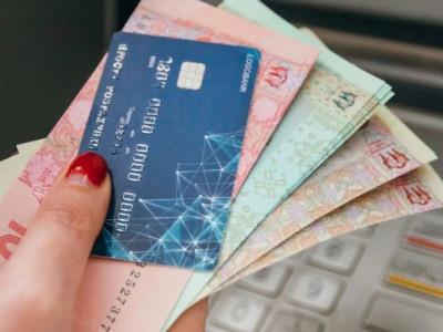 Податкова стежить за поповненнями карток українців: знаходять тих, хто приймає оплату на свій рахунок
