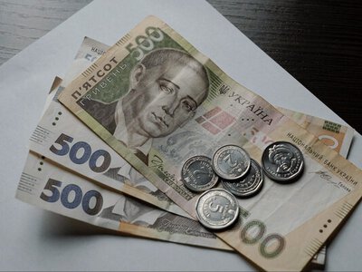 Мільйони українців отримають виплати на картки у травні