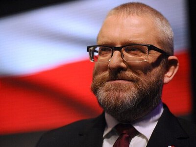 Кандидат у президенти Польщі зірвав із мерії прапор України: відео