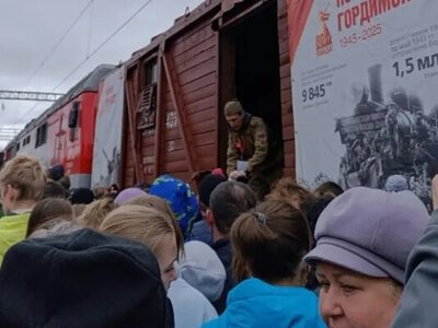 Відео: росіяни побилися за кашу біля «поїзда перемоги»