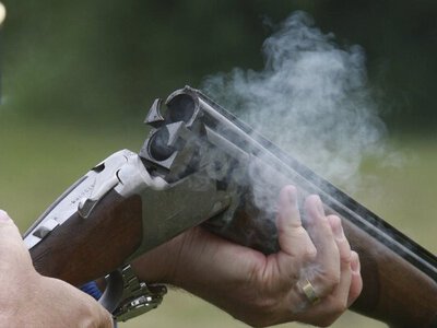 Жінка вистрілила у дочку, лякаючи горобців