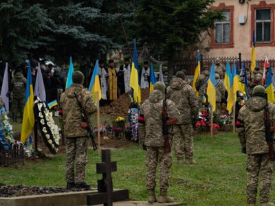 Зупинилося серце: українці попрощаються із померлим азовцем