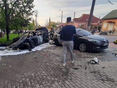 П'яний водій влетів на швидкості у припарковані автомобілі: ФОТО