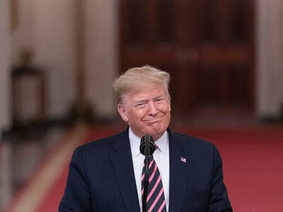 Католикам це сподобалось: Трамп прокоментував свій портрет в образі Папи Римського
