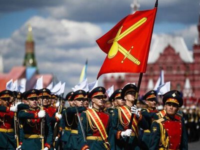 Парад на кістках: як у москві святкують війну під гуркіт нової