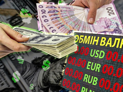 Долар стрімко дешевшає в обмінниках: чи варто купувати?