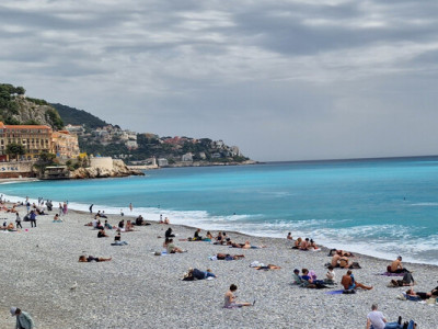 Ніцца зустрічає туристів: бірюзове море й перші засмаги на пляжах Лазурового узбережжя. ФОТО