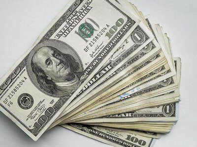 Українцям стає все сутужніше жити: люди продали найбільше доларів за всі роки війни