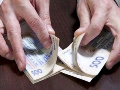 Фіктивні надбавки — реальні мільйони: посадовці геть зійшли з рейок