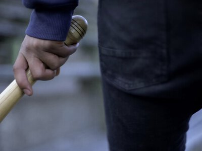 У чеському місті Ліберці чоловік зґвалтував дівчину, родичі пішли на нього з бейсбольними битами