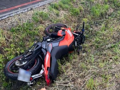 Поперед батька в пекло: мотоцикліст хотів обігнати автомобіль і потрапив у травматологію