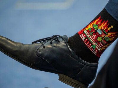 У Чехії політик прийшов на зустріч із Зеленським у шкарпетках з Кремлем у вогні