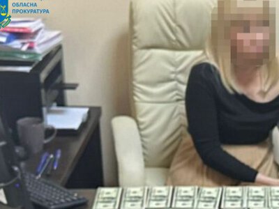На хабарі у 8 000 доларів затримали адвокатку, яка обіцяла клієнту оформлення фіктивної інвалідності