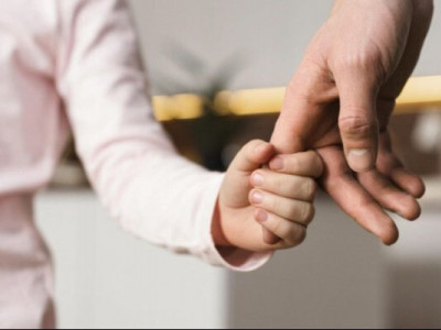 Захист інтересів дитини під час оспорювання батьківства родичами померлого: що треба знати
