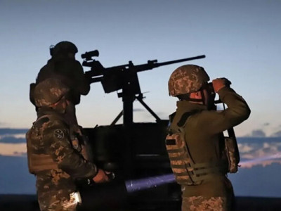 У Києві пролунали вибухи: ворог атакує дронами, працює ППО