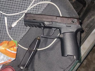 Пістолет викинув за машину: у центрі Кременчука затримали озброєного чоловіка