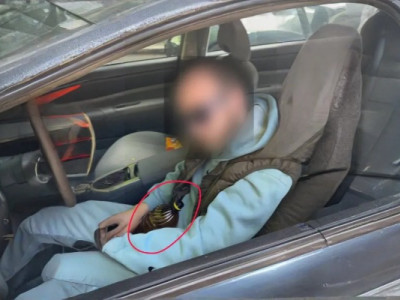 Водій під мухою в`їхав в чуже авто і продовжив пити пиво за кермом (ФОТО)
