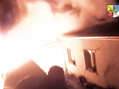 Поліція врятувала родину з палаючого будинку в Чехії. ВІДЕО