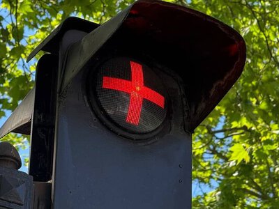 Що означає червоний плюс на світлофорі: як поводитись водіям