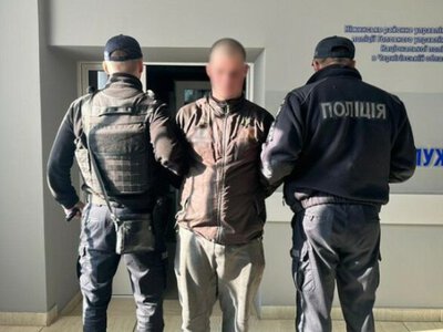 Тамбур, кров і гроші: напад у приміській електричці закінчився затриманням