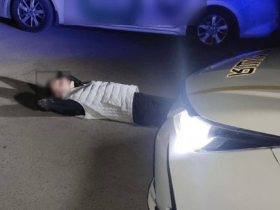 П'яний таксист влаштував ДТП і ліг перед поліцейським авто
